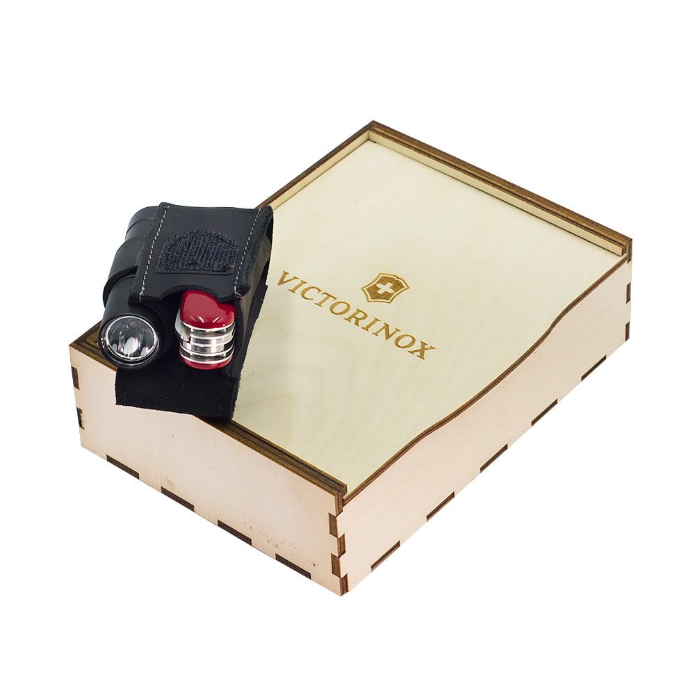 Комплект Нож Victorinox Handyman Red 1.3773 + Чехол с фонариком Police